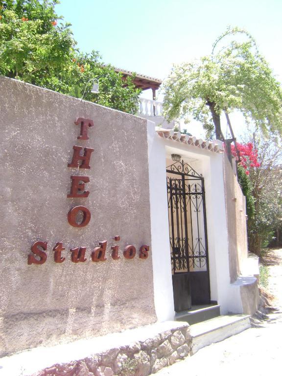 Theo Studios & Apartments Spetses Town Extérieur photo