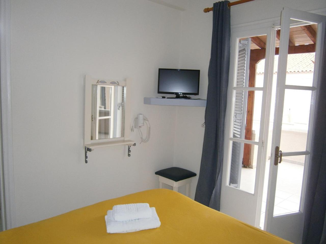 Theo Studios & Apartments Spetses Town Extérieur photo