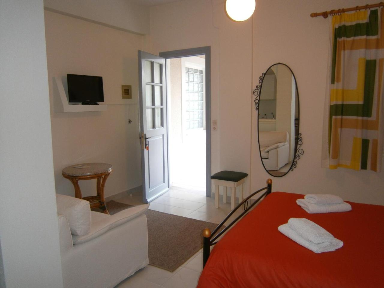 Theo Studios & Apartments Spetses Town Extérieur photo